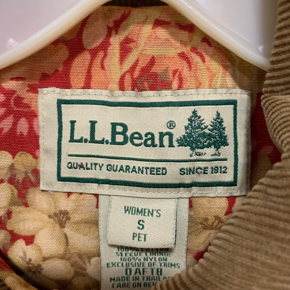 Vintage L.L. Bean Women's Red and Tan Floral Barn Coat - Picture 6 of 6